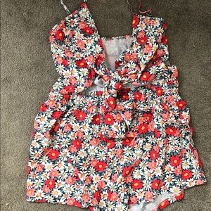 Floral Romper!! Super cute never warn